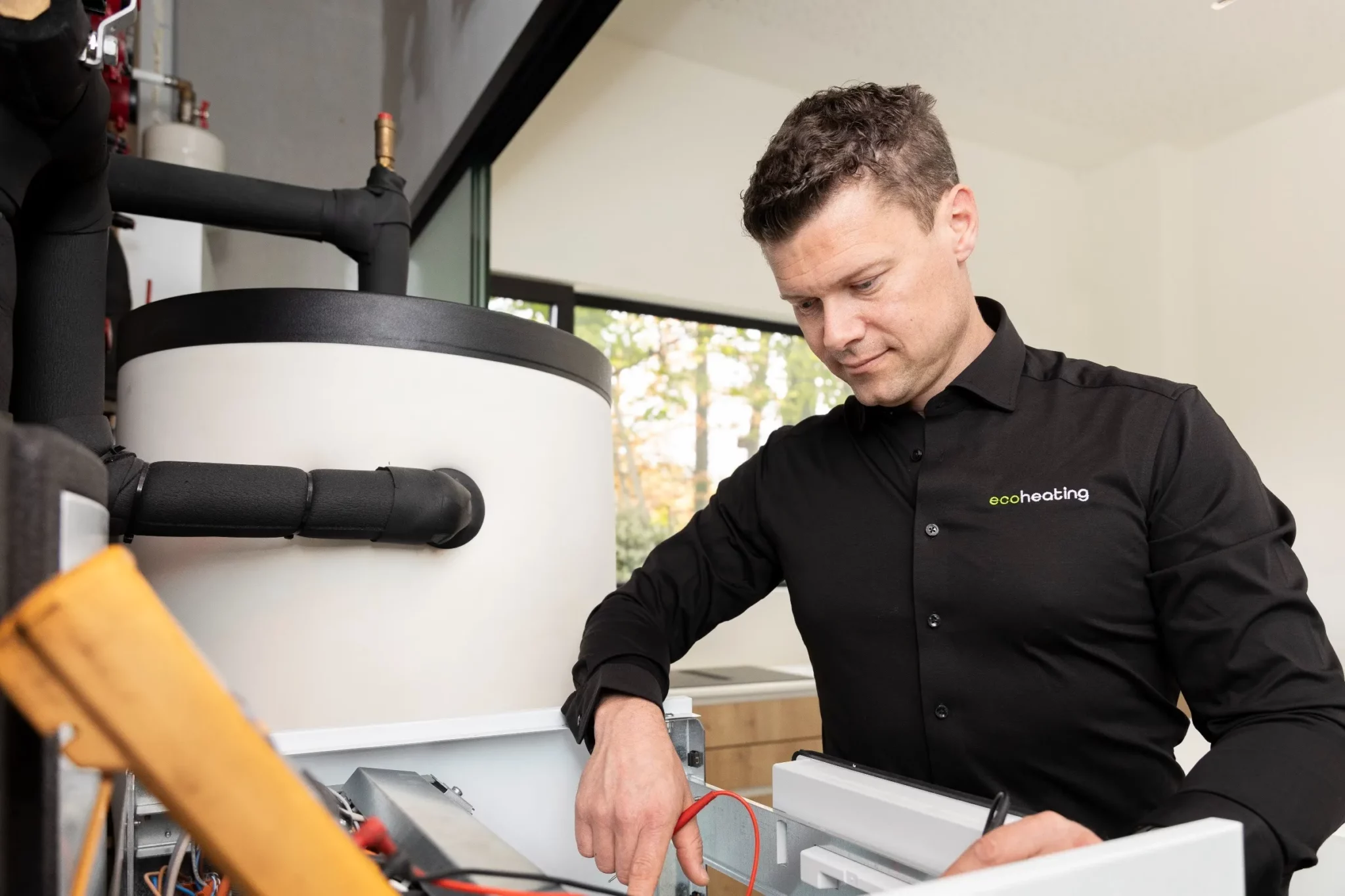 projectleider_controle_warmtepomp Projectleider van Eco Heating controleert de installatie van een warmtepomp